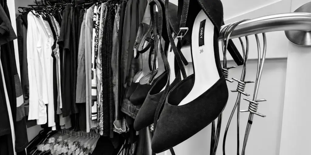 Schwarze Pumps und Accessoires an der Garderobe im Fotostudio von Cenk Uras
