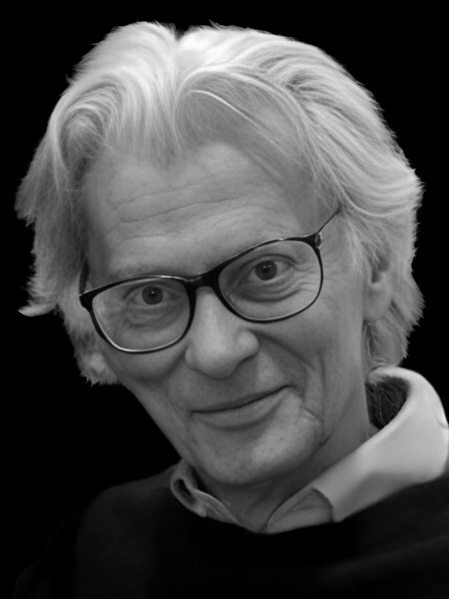 Schwarz-Weiß-Portrait des Fotografen Richard Avedon mit Brille und grauem Haar